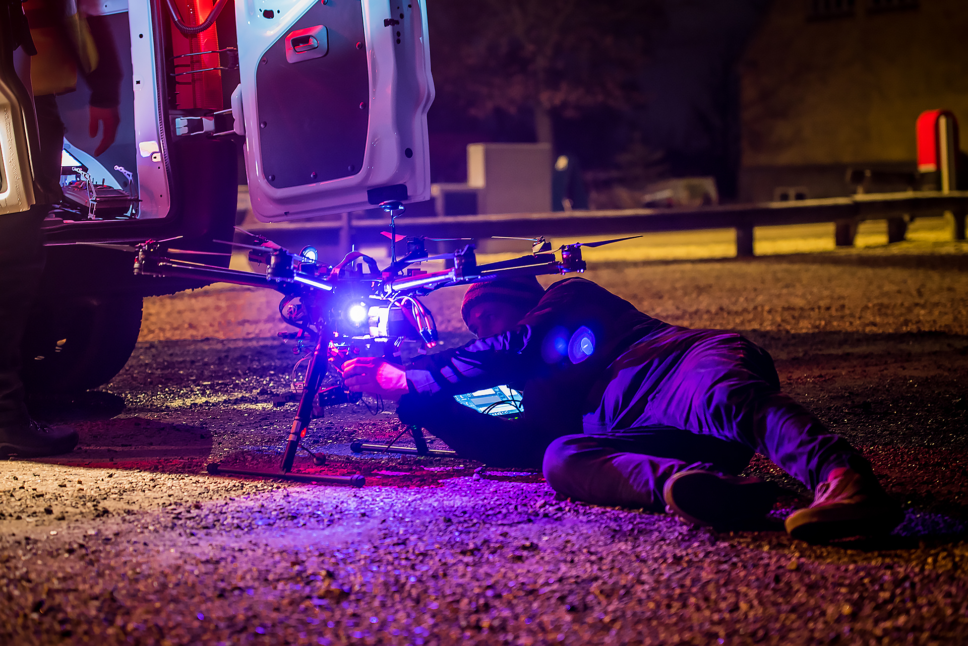 Drone på jorden med tekniker